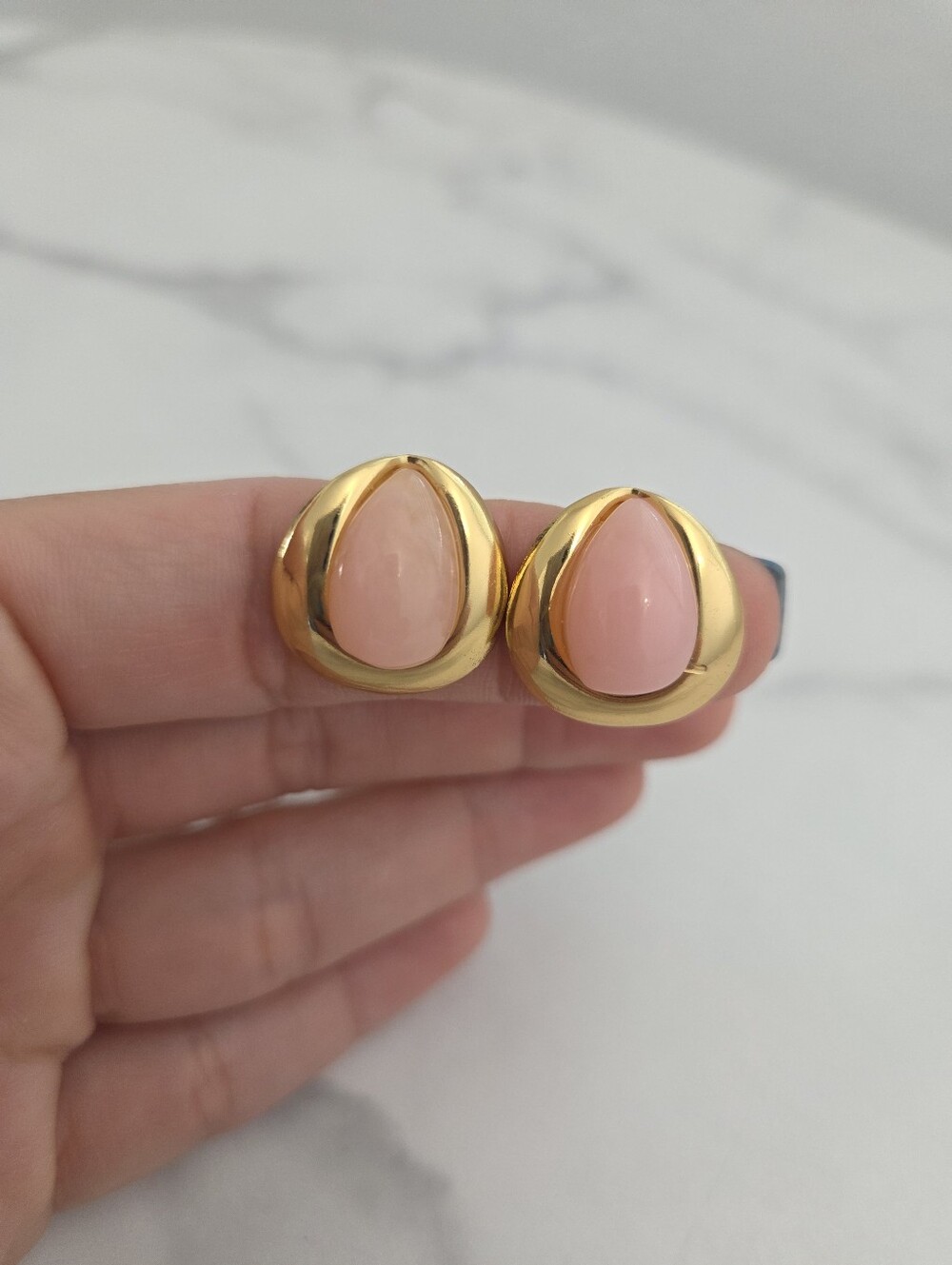 Gold Tone Pink Teardrop Statement Stud Earrings Modern Retro Jewelry - Picture 9 of 15